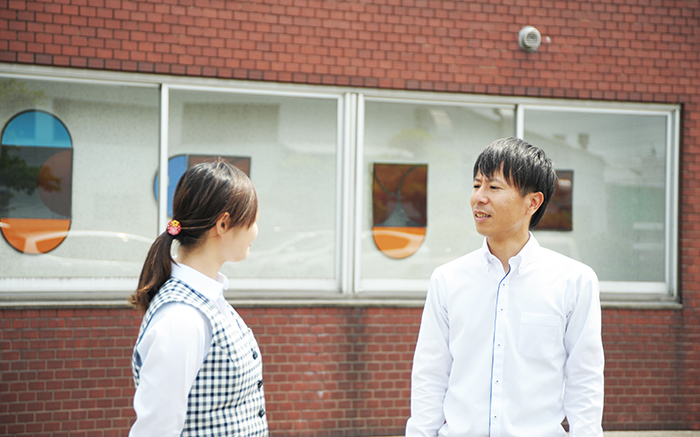 人事担当者が話してるイメージ