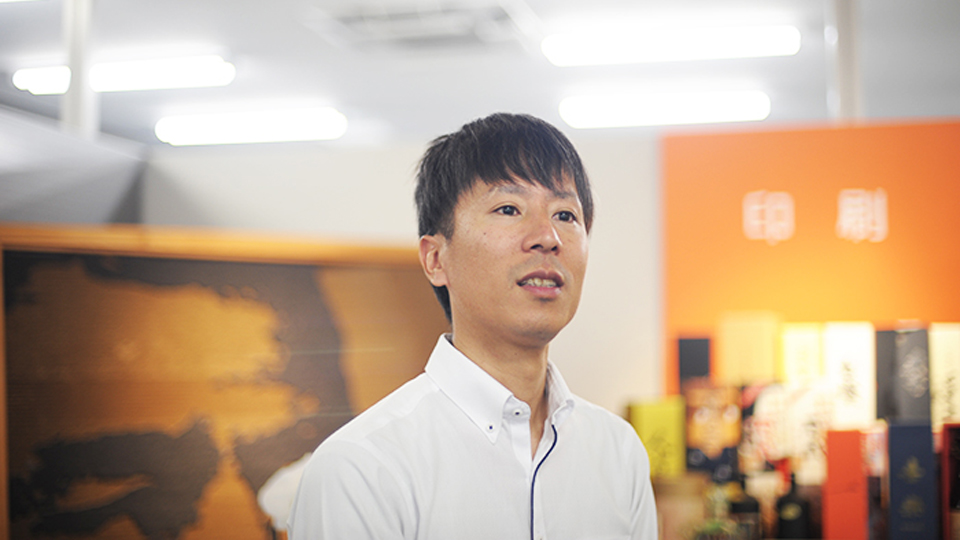 エス・パックス株式会社の人事担当スタッフが対話している様子。温かく親しみやすい雰囲気でインタビューを受けています。